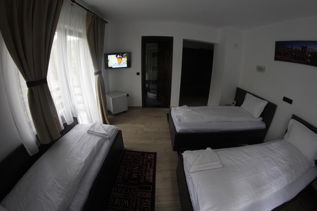 Casa Laur Cu Plaja Privata Hotel Colibita Ngoại thất bức ảnh